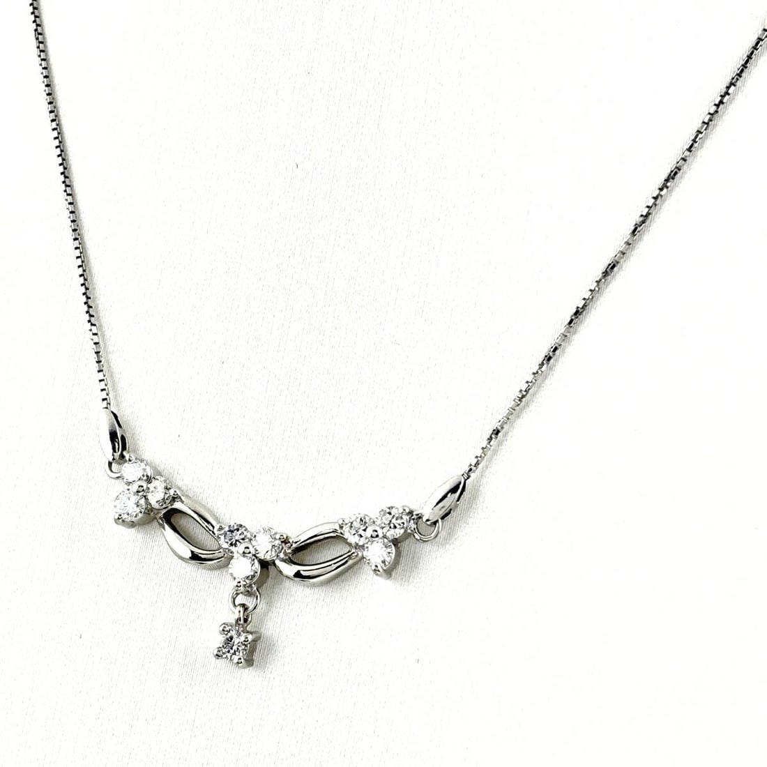 FLOWER MOTIF DESIGN NECKLACE PLATINUM: Flower motif design Necklace Platinum Brand: Unbranded Type: Necklace Material: Pt850, Color: Platinum Size: Chain 40cm(15.7") Accessories: None Accessories Notice: When purchasing pre-owned