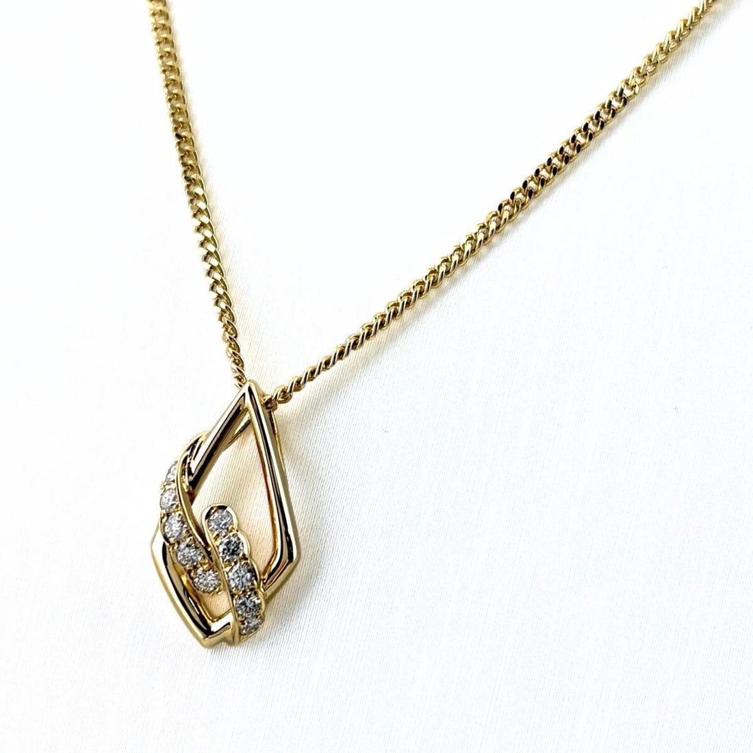 POLA MELEE DIAMOND DESIGN NECKLACE: POLA Melee diamond design necklace Brand: POLA Type: Necklace Material: 750, Color: Yellow Gold Size: Chain 43.5cm(17.1") Pendant size 18.2×10.5mm(0.7") Accessories: None Accessories Notice: