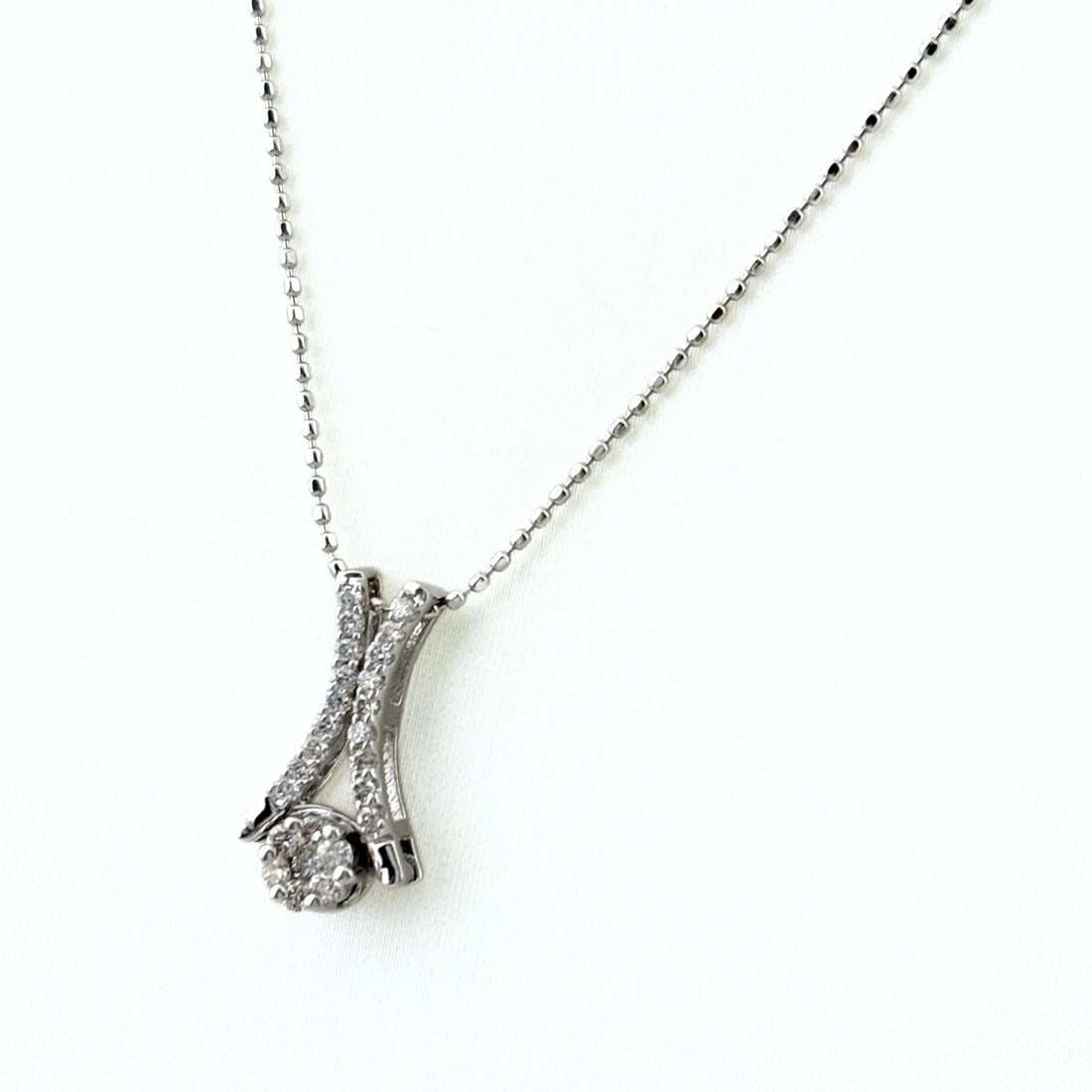 MELEE DIAMOND DESIGN WG WHITEGOLD PENDANT: Melee diamond design WG WhiteGold Pendant Brand: Unbranded Type: Necklace Material: 18K, Color: WhiteGold Size: Chain 45cm(17.7") Pendant size 15.6×8.4mm(0.6") Accessories: None Accessorie