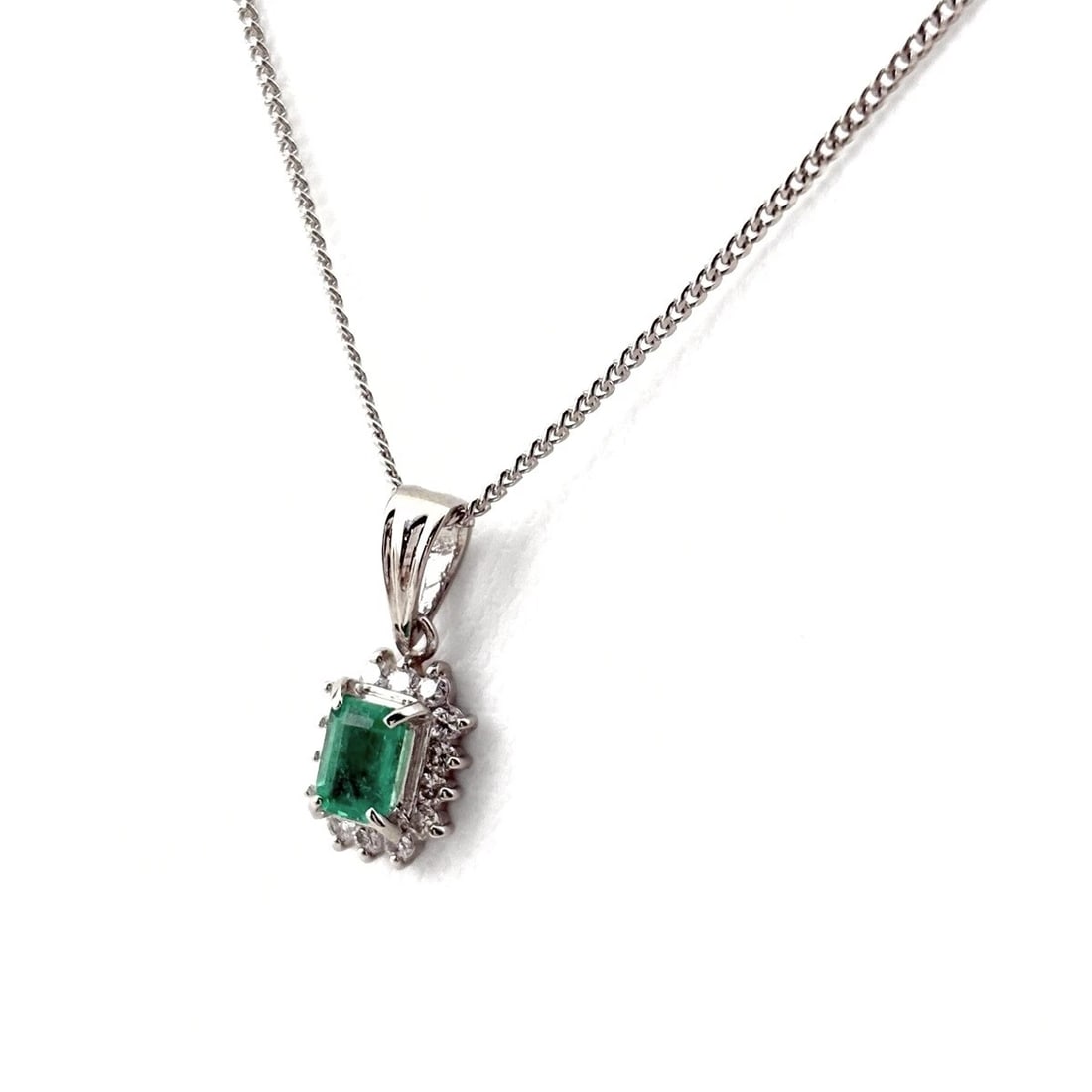 EMERALD DESIGN NECKLACE PLATINUM MELEE DIAMOND (1 of 4)