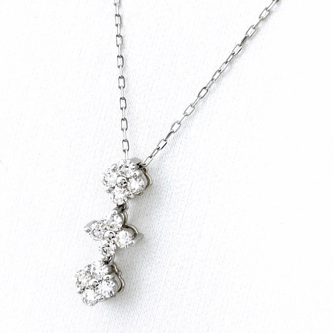 MELEE DIAMOND DESIGN NECKLACE PLATINUM: Melee diamond design necklace Platinum Brand: Unbranded Type: Necklace Material: Pt950, Color: Platinum Size: Chain 45cm(17.7") Pendant size 15.0×5.6mm(0.6") Accessories: None Accessories