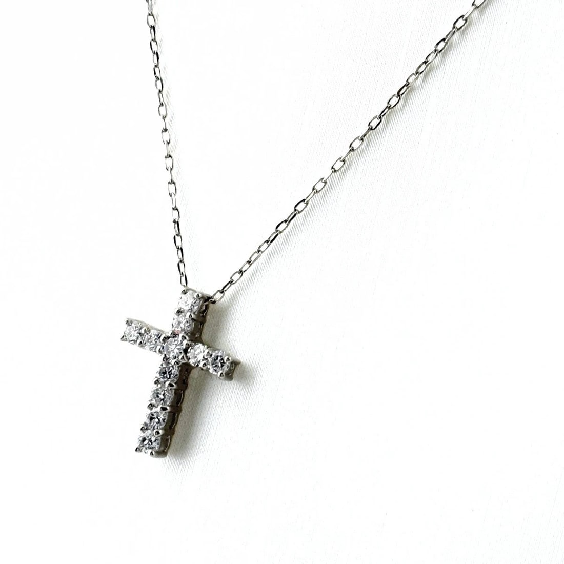 CROSS MOTIF NECKLACE PLATINUM MELEE DIAMOND: Cross motif Necklace Platinum Melee diamond Brand: Unbranded Type: Necklace Material: Pt850, Color: Platinum Size: Chain 39.5cm(15.6") Pendant size 16.3×11.8mm(0.6") Accessories: None