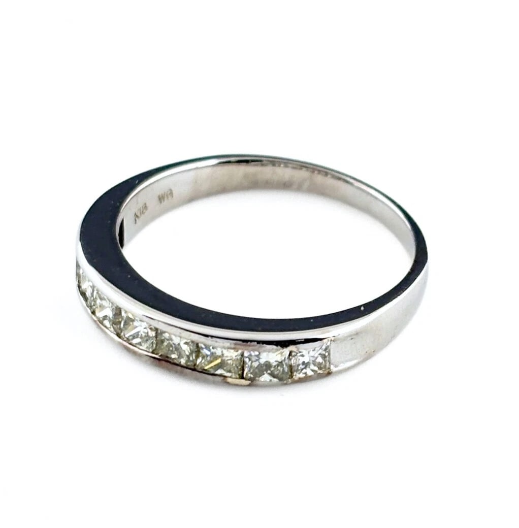 MELEE DIAMOND DESIGN RING WG WHITEGOLD: Melee diamond design ring WG WhiteGold Brand: Unbranded Type: Ring Material: 18K, Color: White Gold Size: US 6.5 to 7 Accessories: None Accessories Notice: When purchasing pre-owned goods,