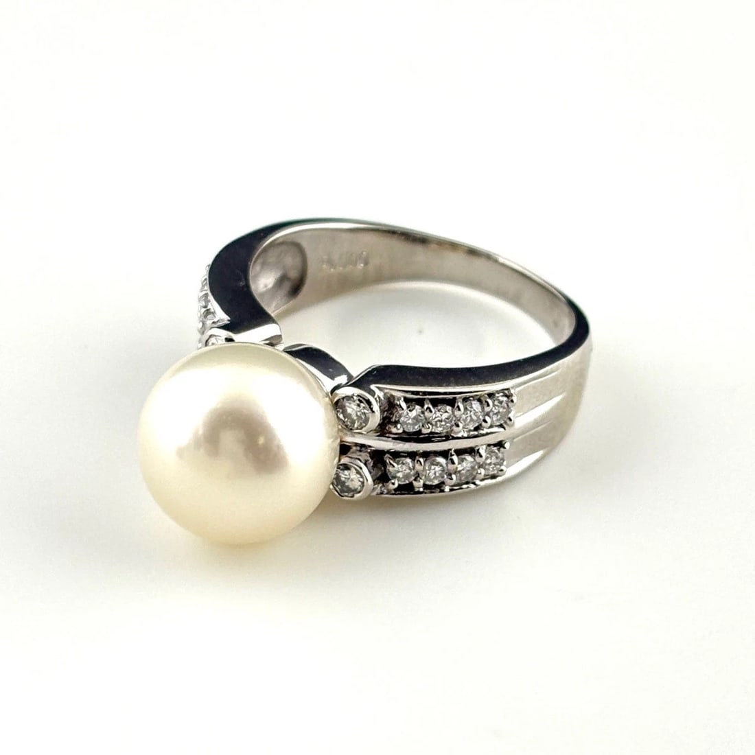 PEARL DESIGN RING PLATINUM MELEE DIAMOND (1 of 2)
