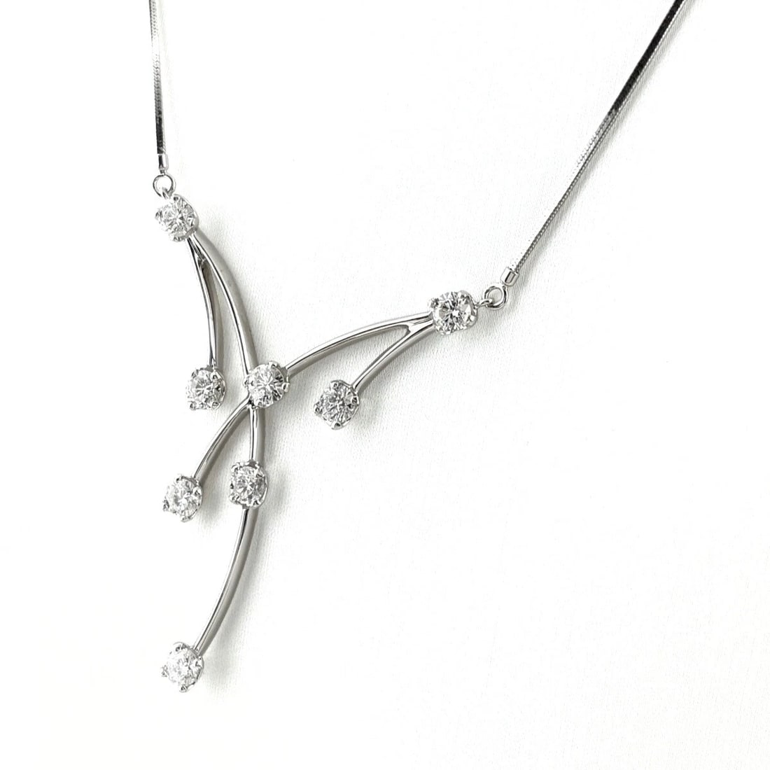 MELEE DIAMOND DESIGN NECKLACE WG WHITEGOLD: Melee diamond design necklace WG WhiteGold Brand: Unbranded Type: Necklace Material: 18K, Color: White Gold Size: Chain 41.5cm(16.3") Pendant size 46.3×35.7mm(1.8") Accessories: None Acces