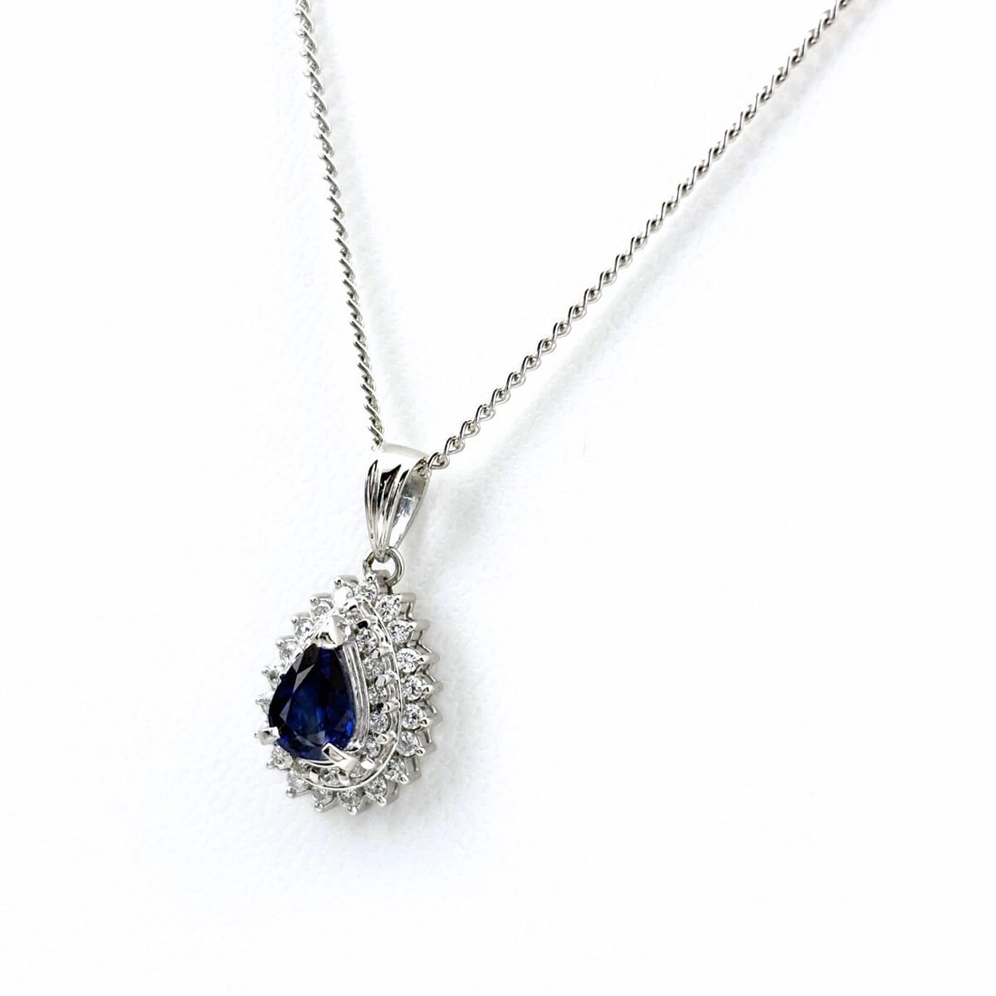 SAPPHIRE DESIGN NECKLACE PLATINUM: Sapphire design necklace Platinum Brand: Unbranded Type: Necklace Material: Pt900, Color: Platinum Size: Chain 40cm(15.7") Pendant size 21.2×11.2mm(0.8") Accessories: None Accessories