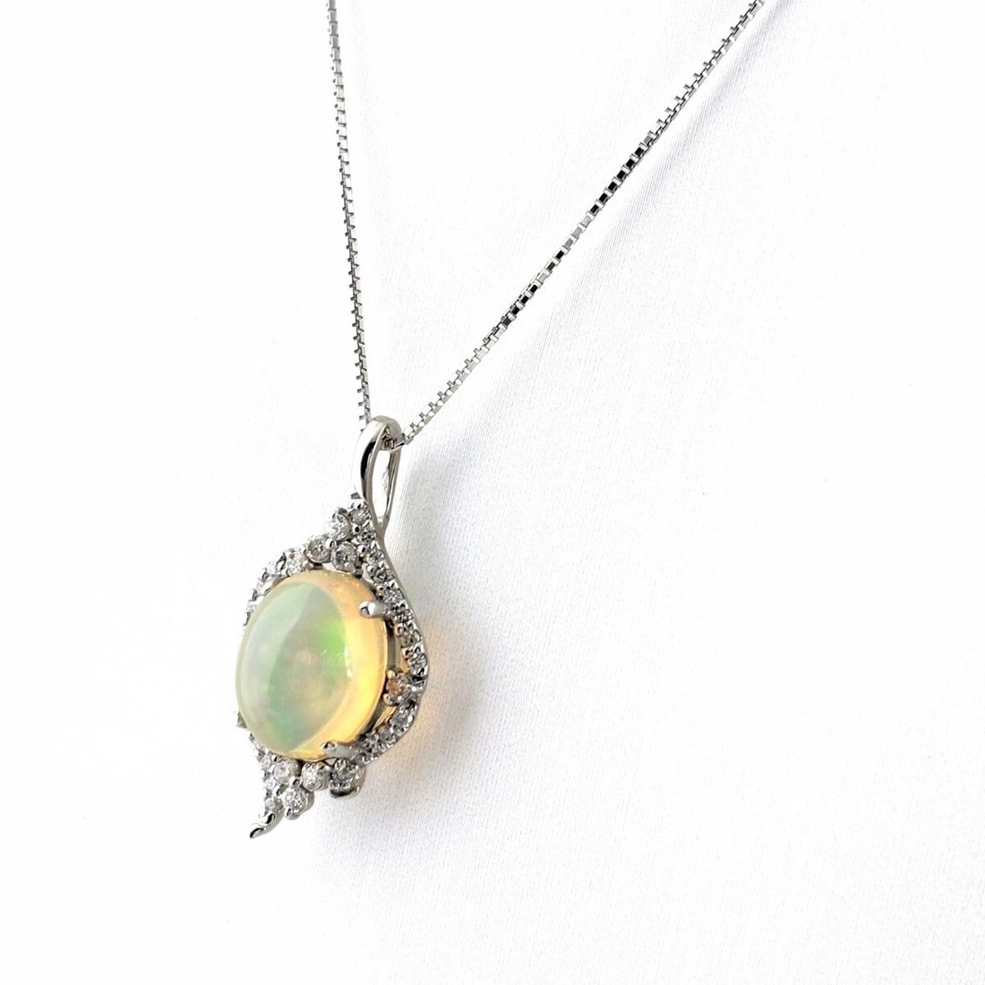 OPAL DESIGN NECKLACE WG WHITEGOLD PENDANT: Opal design necklace WG WhiteGold Pendant Brand: Unbranded Type: Necklace Material: 18K, Main Stone/Creation Opal Color: White Gold Size: Chain 45cm(17.7") Pendant size 29.0×14.1mm(1.1") 