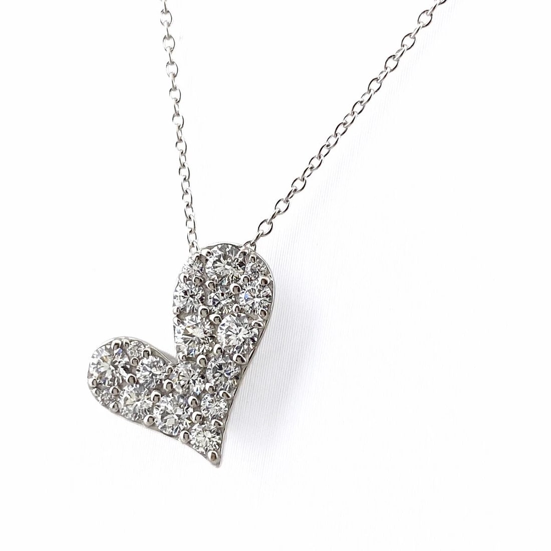 HEART MOTIF DESIGN NECKLACE WG WHITEGOLD: Heart motif design Necklace WG WhiteGold Brand: Unbranded Type: Necklace Material: 18K, Color: White Gold Size: Chain 45cm(17.7") Pendant size 15.7×13.2mm(0.6") Accessories: None Accessories