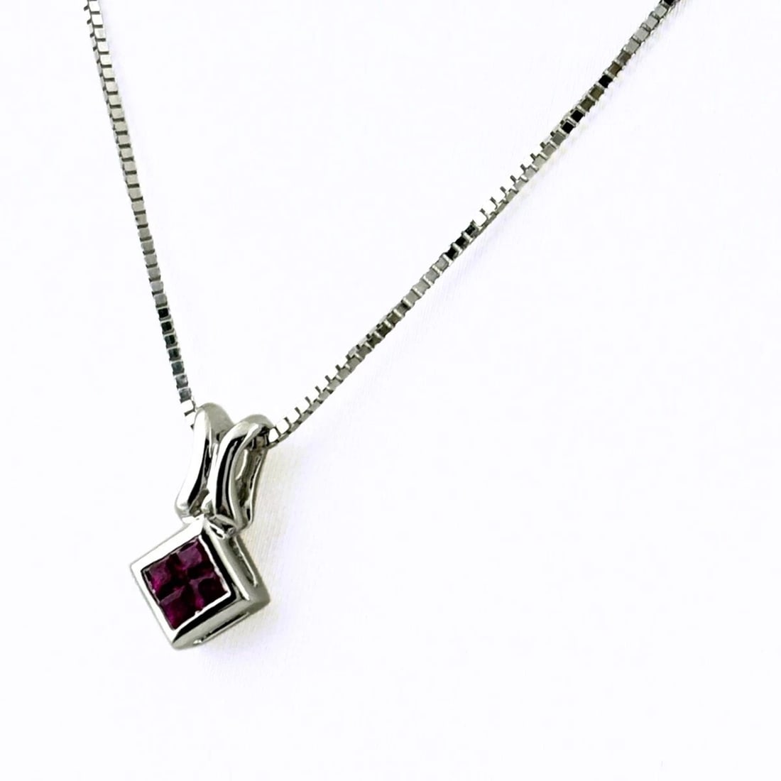 RUBY DESIGN NECKLACE WG WHITEGOLD: Ruby Design Necklace WG WhiteGold Brand: Unbranded Type: Necklace Material: 18K, Main Stone/Creation Ruby Color: White Gold Size: Chain 39.5cm(15.6") Total length of the pendant head including