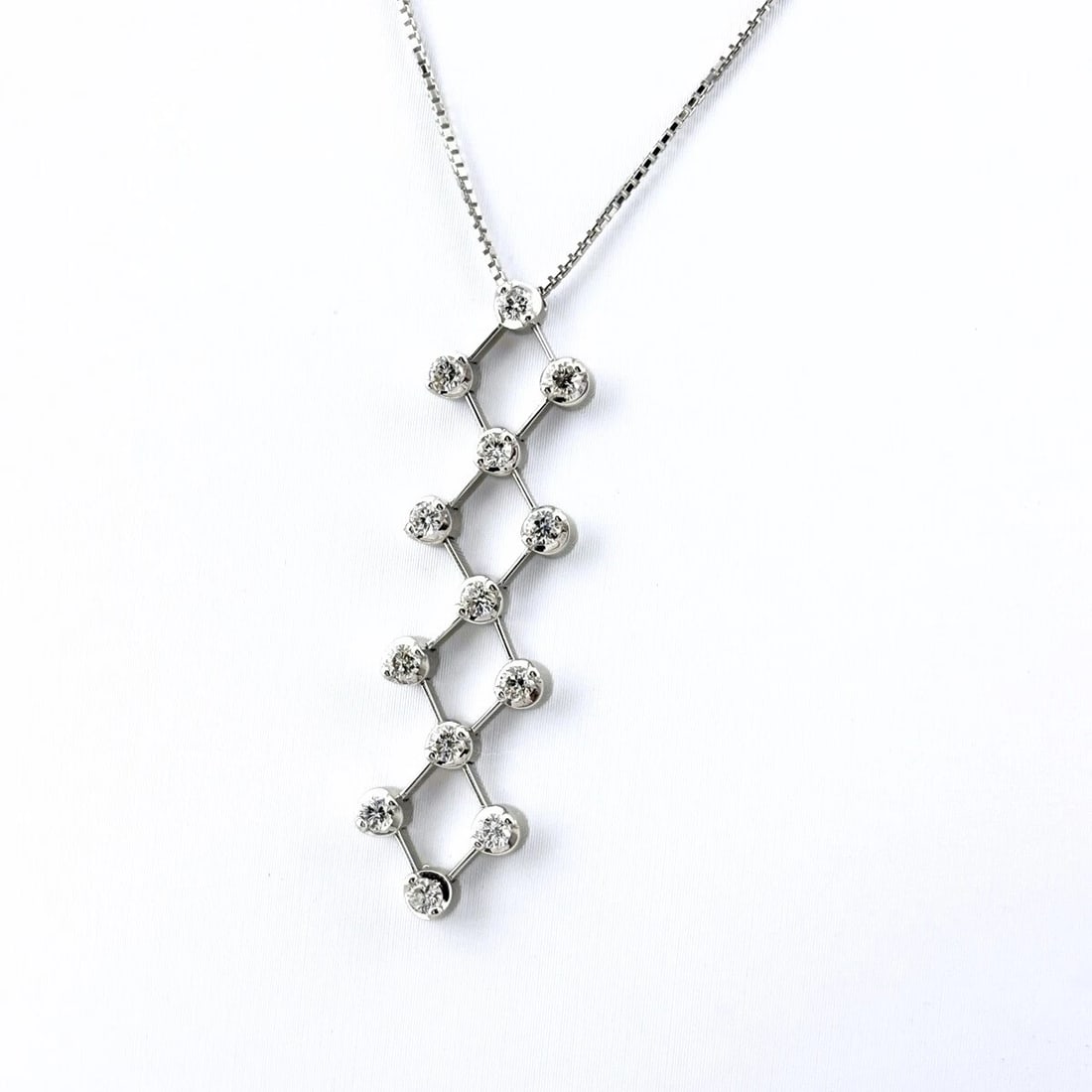 MELEE DIAMOND DESIGN NECKLACE WG WHITEGOLD: Melee diamond design necklace WG WhiteGold Brand: Unbranded Type: Necklace Material: 18K, Color: White Gold Size: Chain 45cm(17.7") Pendant size 37.4×12.4mm(1.5") Accessories: None