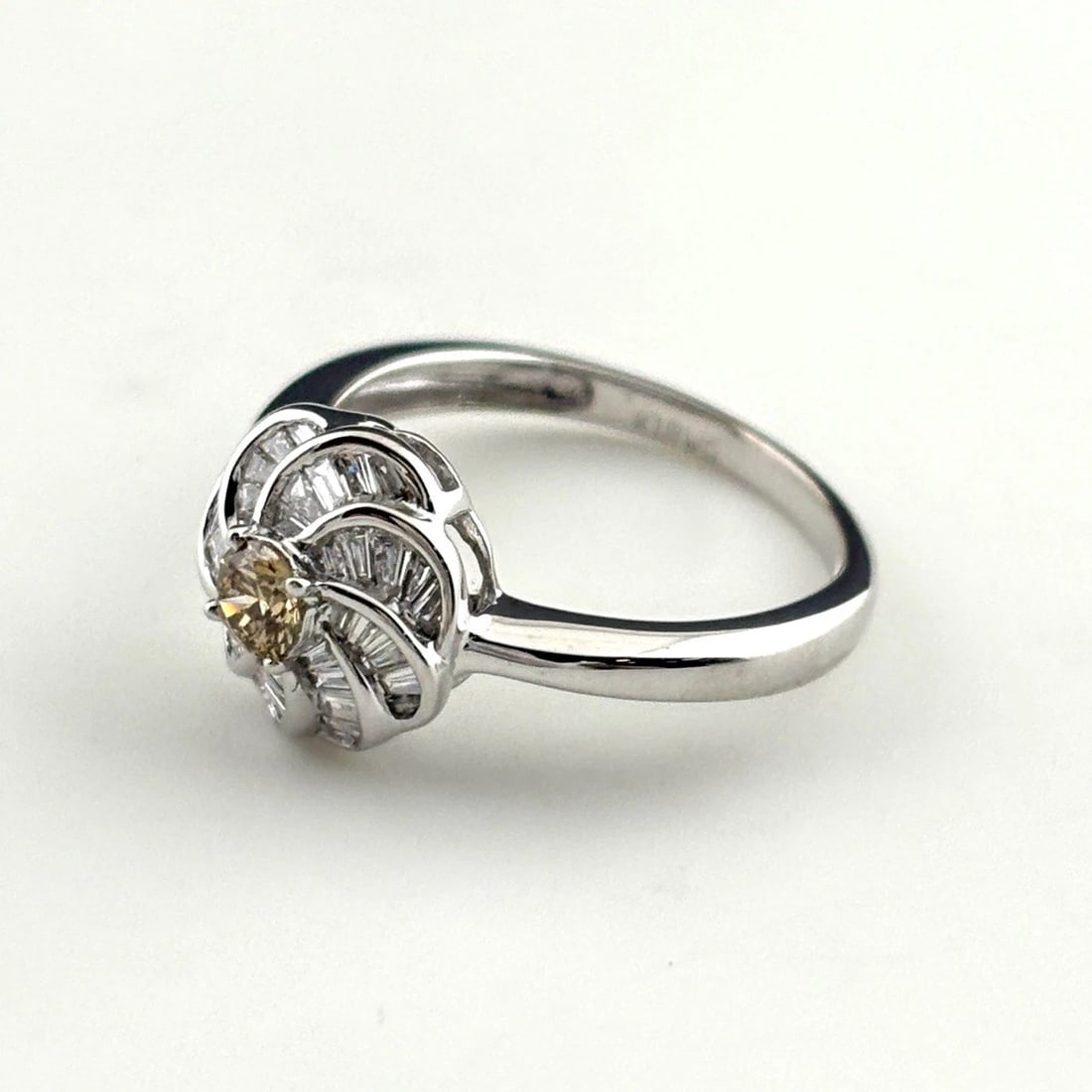 FLOWER MOTIF DESIGN RING WG WHITEGOLD: flower motif design ring WG WhiteGold Brand: Unbranded Type: Ring Material: 18K, Color: White Gold Size: US 5 Accessories: None Accessories Notice: When purchasing pre-owned goods, please