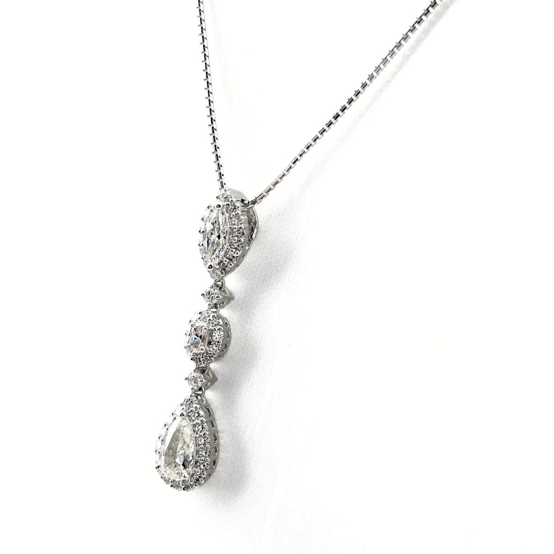 DIAMOND DESIGN NECKLACE WG WHITEGOLD PENDANT: Diamond design necklace WG WhiteGold Pendant Brand: Unbranded Type: Necklace Material: 18K, Color: White Gold Size: Chain 44cm(17.3") Pendant size 34.5×7.3mm(1.4") Accessories: None