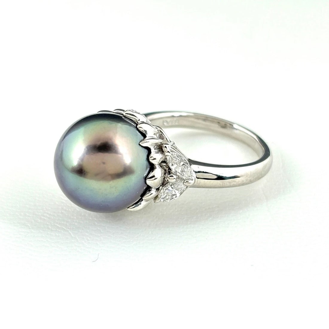 PEARL DESIGN RING PLATINUM RING MELEE DIAMOND: pearl design Ring Platinum ring Melee diamond Brand: Unbranded Type: Ring Material: Pt900, Main Stone/Creation Pearl Color: Platinum Size: US 6 to 6.5 Accessories: None Accessories Notice:
