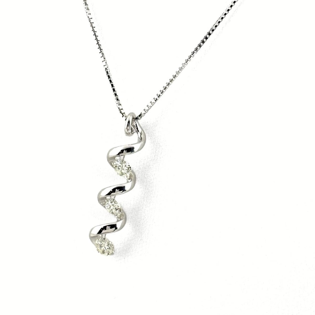 MELEE DIAMOND DESIGN NECKLACE WG: Melee diamond design necklace WG Brand: Unbranded Type: Necklace Material: 18K, Color: White Gold Size: Chain 44.5cm(17.5") Pendant size 26.1×5.6mm(1.0") Accessories: None Accessories