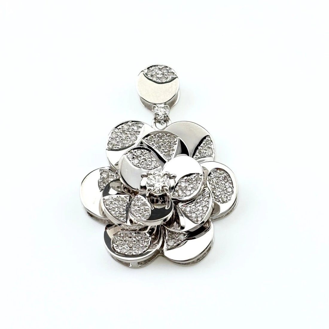 MELEE DIAMOND DESIGN PENDANT HEAD: Melee diamond design pendant head Brand: Unbranded Type: Pendant Head Material: 18K, Color: White Gold Size: Total length of the pendant head including a bail 33.6×25.4mm(1.3") Inside