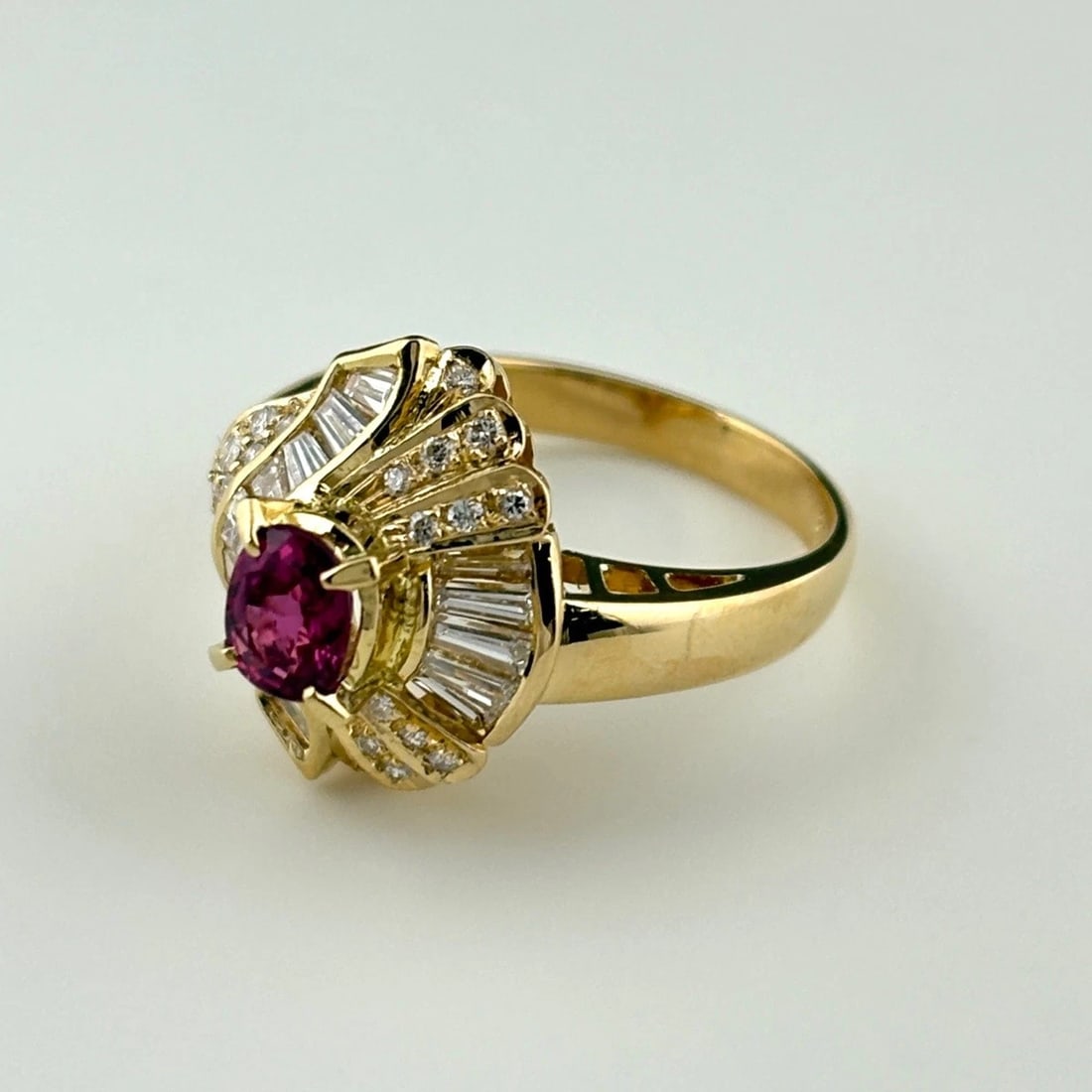 RUBY DESIGN RING YG YELLOWGOLD: ruby design ring YG YellowGold Brand: Unbranded Type: Ring Material: 750, Main Stone/Creation Ruby Color: Yellow Gold Size: US 6.5 to 7 Accessories: None Accessories Notice: When purchasin