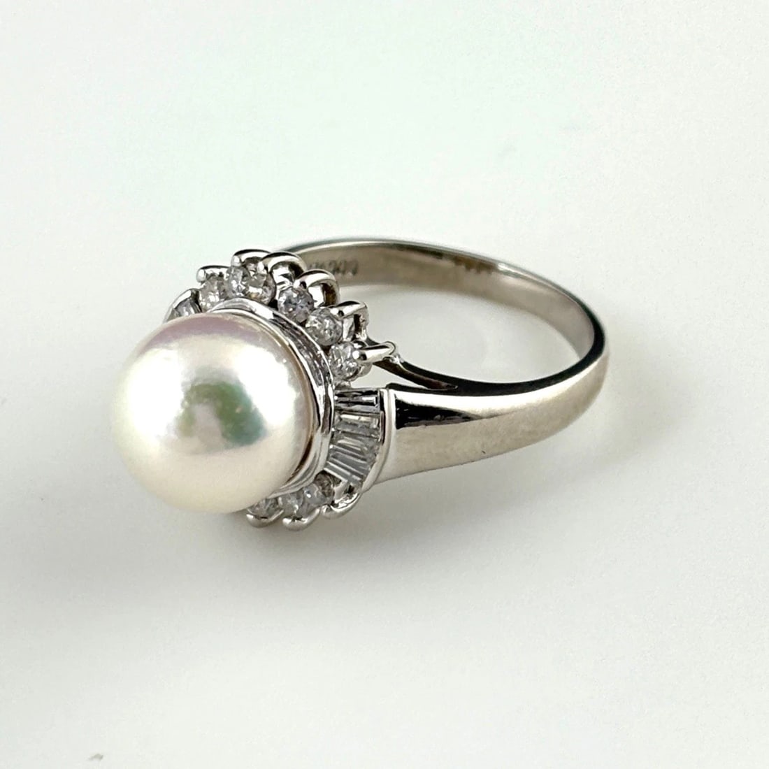 PEARL DESIGN RING PLATINUM MELEE DIAMOND: pearl design Ring Platinum Melee diamond Brand: Unbranded Type: Ring Material: Pt900, Main Stone/Creation Pearl Color: Platinum Size: US 5 Accessories: None Accessories Notice: When