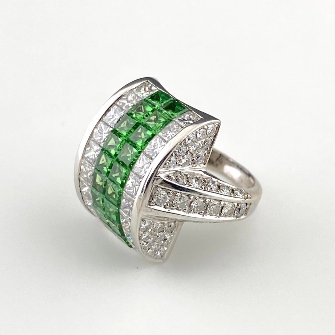 GREEN GROSSULAR GARNET DESIGN RING: Green Grossular Garnet Design Ring Brand: Unbranded Type: Ring Material: 18K, Color: Platinum Size: US 5 Accessories: None Accessories Notice: When purchasing pre-owned goods, please refer to