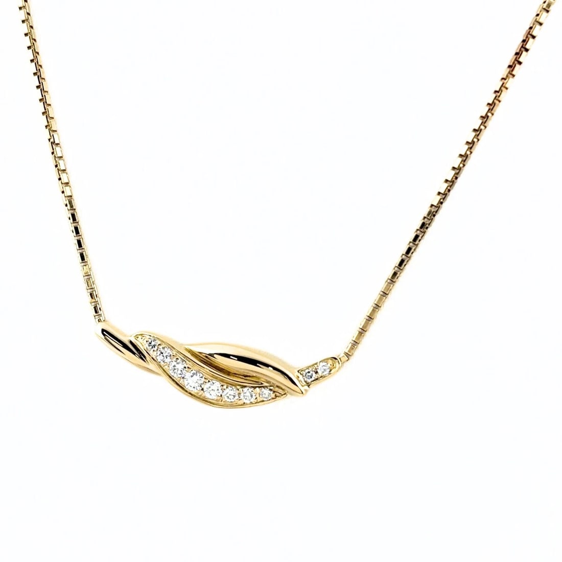 POLA MELEE DIAMOND DESIGN NECKLACE YG YELLOWGOLD: POLA Melee diamond design necklace YG YellowGold Brand: POLA Type: Necklace Material: 750, Color: Yellow Gold Size: Chain 43.5cm(17.1") Pendant size 7.0×27.4mm(0.3") Accessories: None