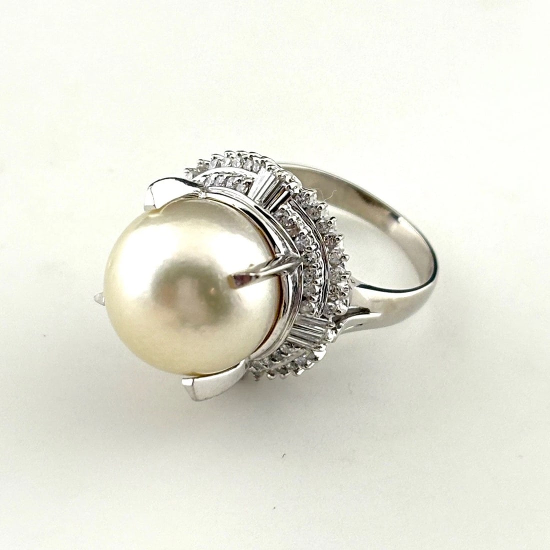 PEARL DESIGN PLATINUM MELEE DIAMOND PEARL RING: pearl design Platinum Melee diamond pearl Ring Brand: Unbranded Type: Ring Material: Pt900, Main Stone/Creation Pearl Color: Platinum Size: US 6 Accessories: None Accessories Notice: When