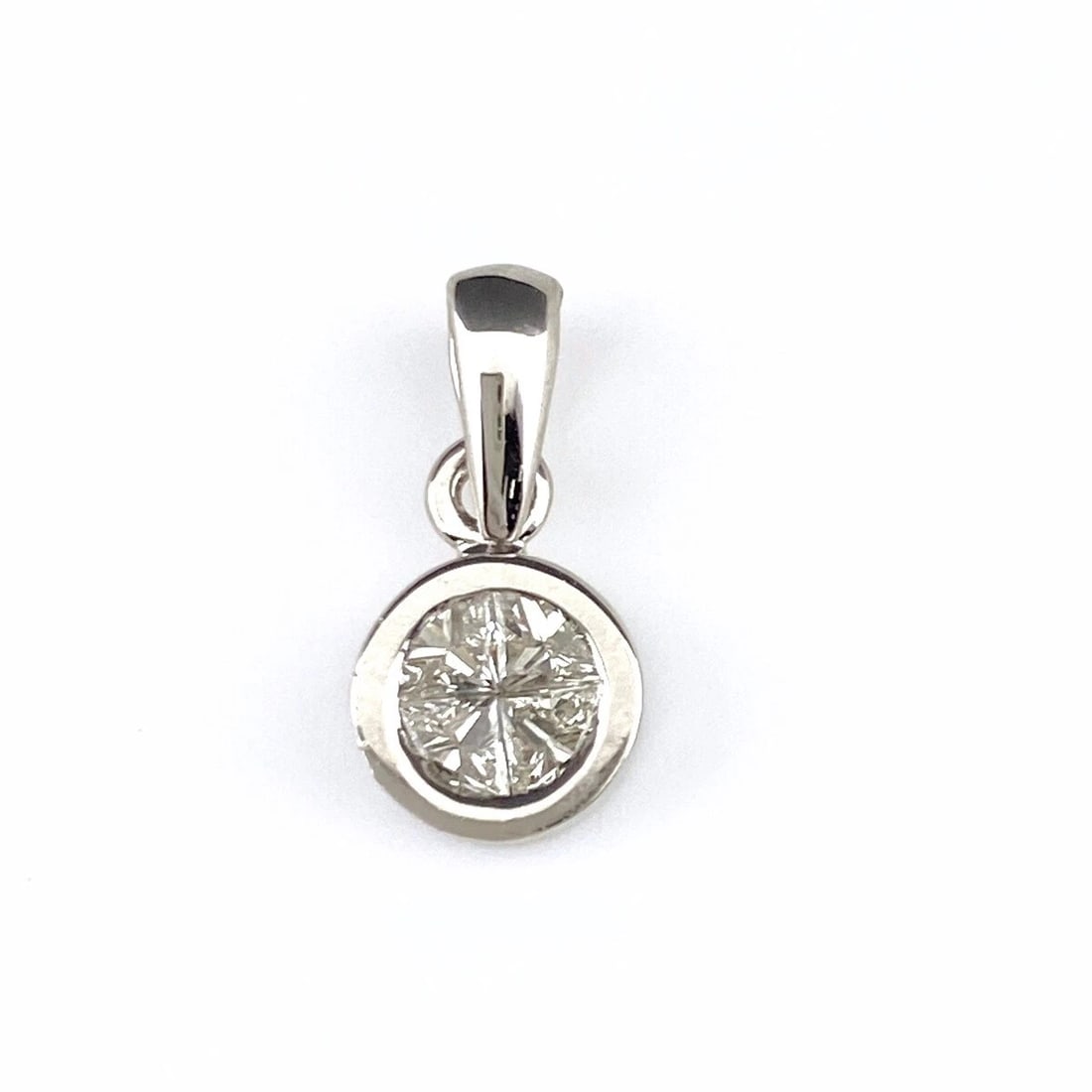 DIAMOND PENDANT HEAD WG WHITEGOLD: Diamond Pendant Head WG WhiteGold Brand: Unbranded Type: Pendant Head Material: 18K, Color: White Gold Size: Total length of the pendant head including a bail 15.2×7.2mm(0.6") Inside diameter