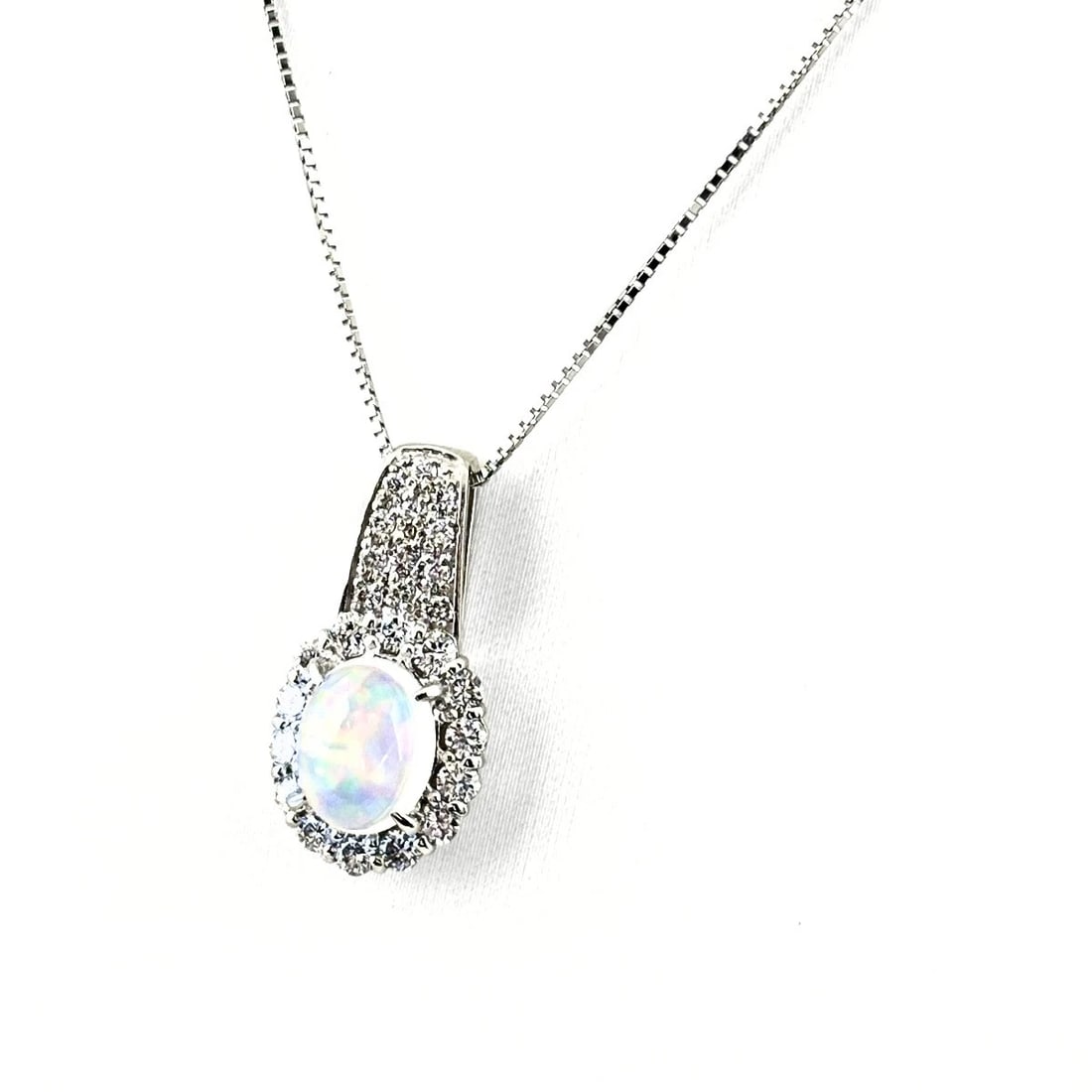 OPAL DESIGN PLATINUM MELEE DIAMOND PENDANT NECKLACE: Opal design Platinum Melee diamond Pendant Necklace Brand: Unbranded Type: Necklace Material: Pt850, Main Stone/Creation Opal Color: Platinum Size: Chain 45cm(17.7") Pendant size