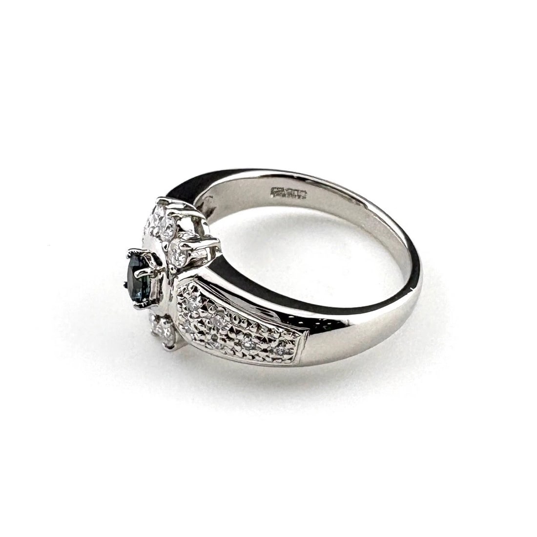 ALEXANDRITE DESIGN RING PLATINUM MELEE DIAMOND: alexandrite design Ring Platinum Melee diamond Brand: Unbranded Type: Ring Material: Pt900, Main Stone/Creation alexandrite Color: Platinum Size: US 6 to 6.5 Accessories: None Accessories