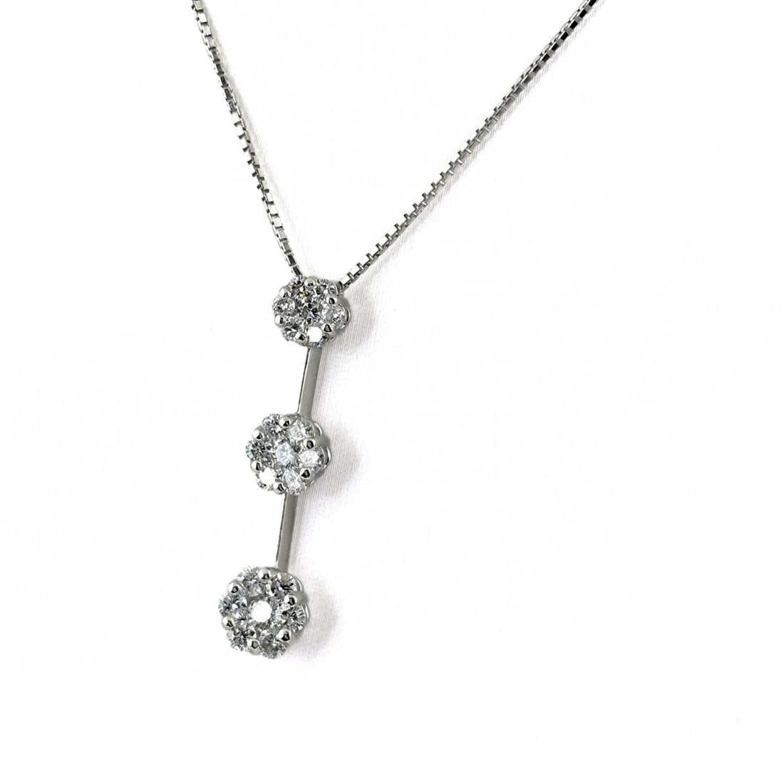 FLOWER MOTIF DESIGN RING PLATINUM PENDANT: flower motif design Ring Platinum Pendant Brand: Unbranded Type: Necklace Material: Pt900, Color: Platinum Size: Chain 40.5cm(15.9") Pendant size 31.7×7.5mm(1.2") Accessories: None Accesso