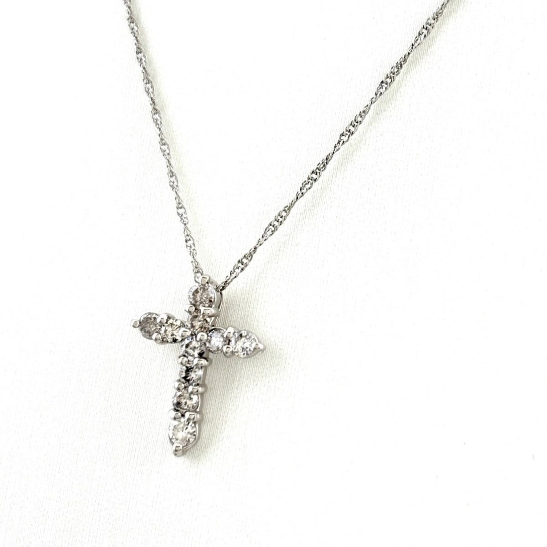 CROSS MOTIF NECKLACE PLATINUM MELEE DIAMOND PENDANT: Cross motif Necklace Platinum Melee diamond Pendant Brand: Unbranded Type: Necklace Material: Pt900, Color: Platinum Size: Chain 40cm(15.7") Pendant size 15.5×12.4mm(0.6") Accessories: None