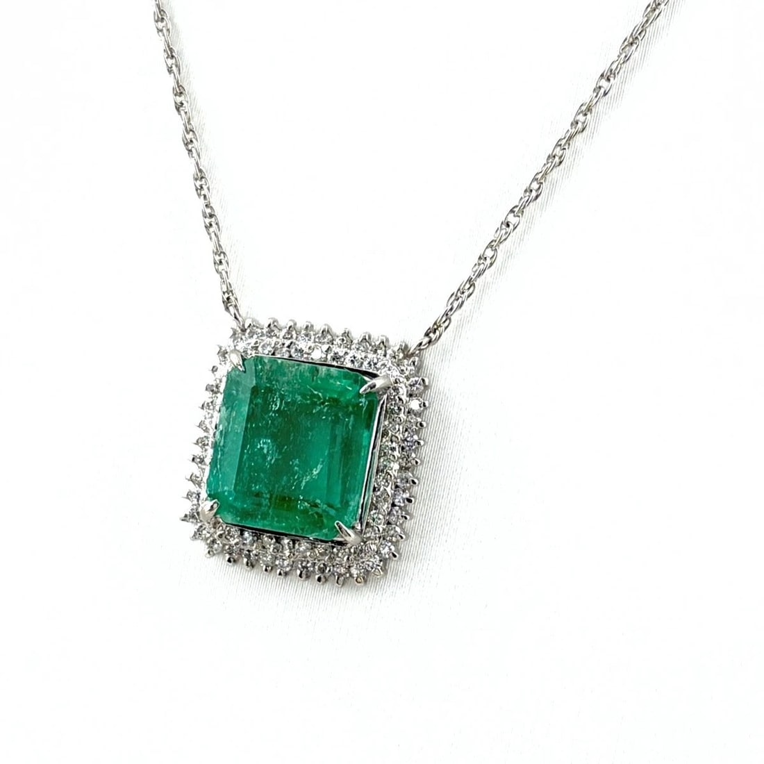 EMERALD DESIGN NECKLACE PLATINUM PENDANT NECKLACE: Emerald design necklace Platinum Pendant Necklace Brand: Unbranded Type: Necklace Material: Pt850, Main Stone/Creation Emerald Color: Platinum Size: Chain 40cm(15.7") Pendant size