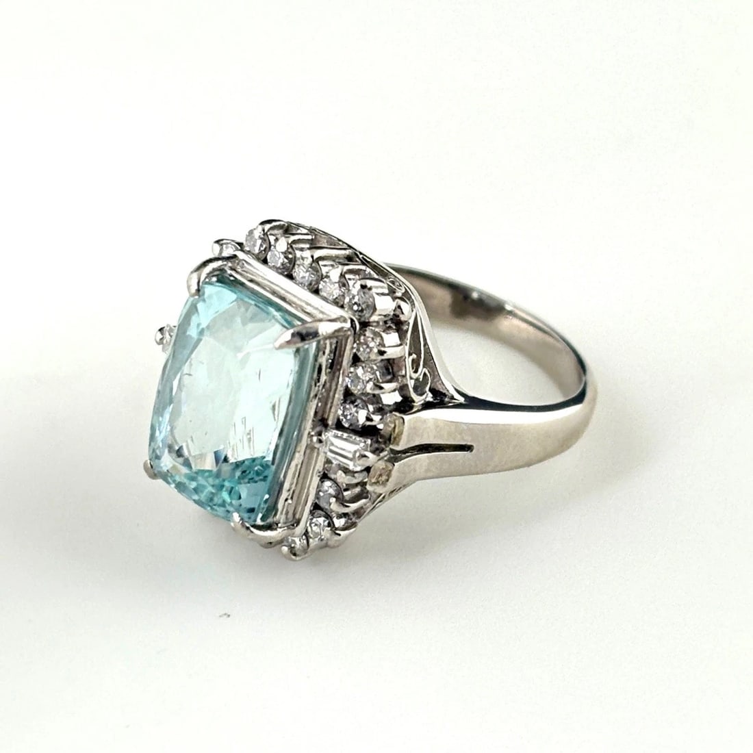 AQUAMARINE DESIGN RING PLATINUM MELEE DIAMOND: aquamarine design Ring Platinum Melee diamond Brand: Unbranded Type: Ring Material: Pt850, Main Stone/Creation Aquamarine Color: Platinum Size: US 6 to 6.5 Accessories: None Accessories
