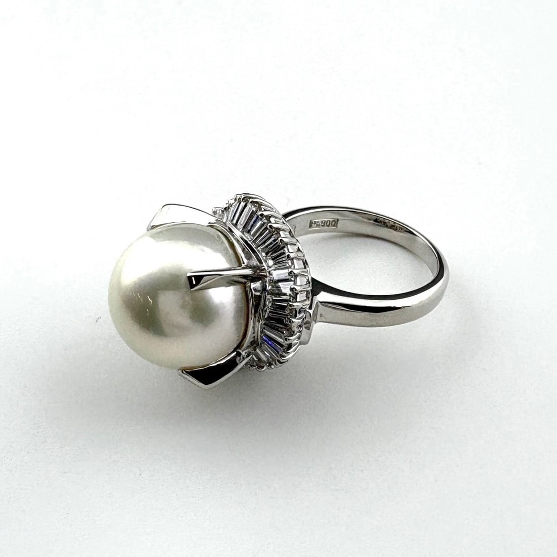 PEARL DESIGN RING PLATINUM RING: pearl design Ring Platinum ring Brand: Unbranded Type: Ring Material: Pt900, Main Stone/Creation Pearl Color: Platinum Size: US 5 Accessories: None Accessories Notice: When purchasing
