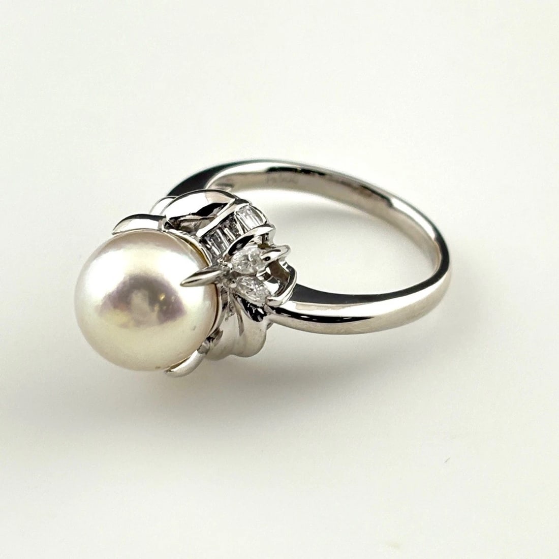 PEARL DESIGN RING PLATINUM MELEE DIAMOND: pearl design Ring Platinum Melee diamond Brand: Unbranded Type: Ring Material: Pt900, Main Stone/Creation Pearl Color: Platinum Size: US 8 Accessories: None Accessories Notice: When purcha