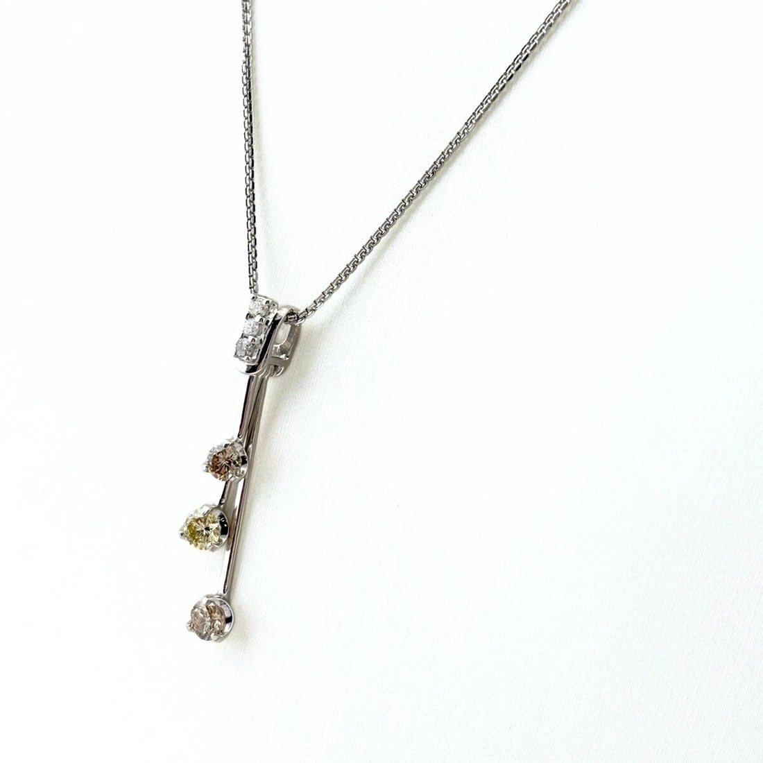 MELEE DIAMOND DESIGN NECKLACE WG: Melee diamond design necklace WG Brand: Unbranded Type: Necklace Material: 18K, Color: White Gold Size: Chain 45cm(17.7") Pendant size 31.2×4.2mm(1.2") Accessories: None Accessories Notice: