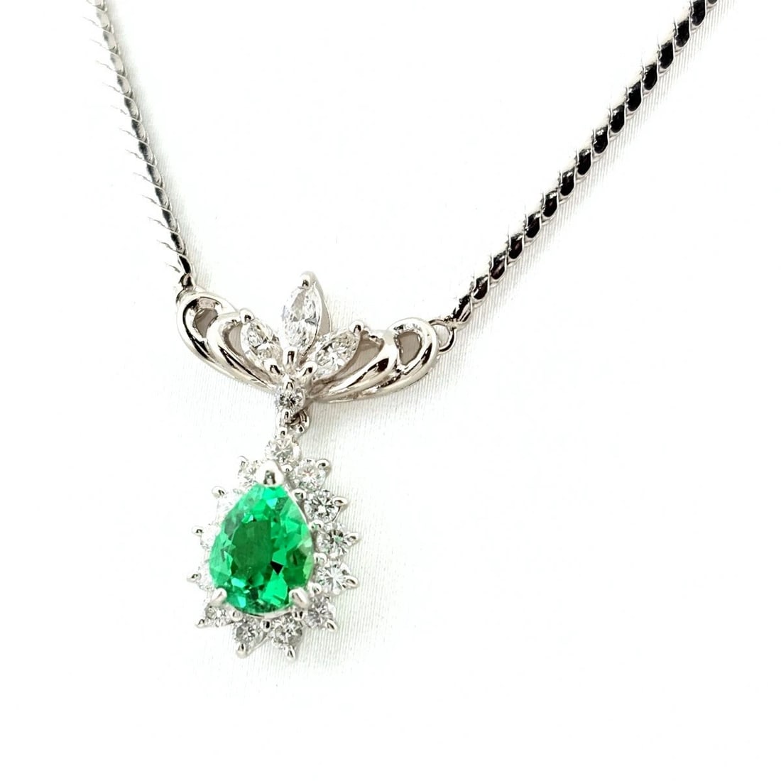 EMERALD DESIGN NECKLACE PLATINUM PENDANT: Emerald design necklace Platinum Pendant Brand: Unbranded Type: Necklace Material: Pt850, Main Stone/Creation Emerald Color: Platinum Size: Chain 40cm(15.7") Chain width 1.8mm(0.1") 