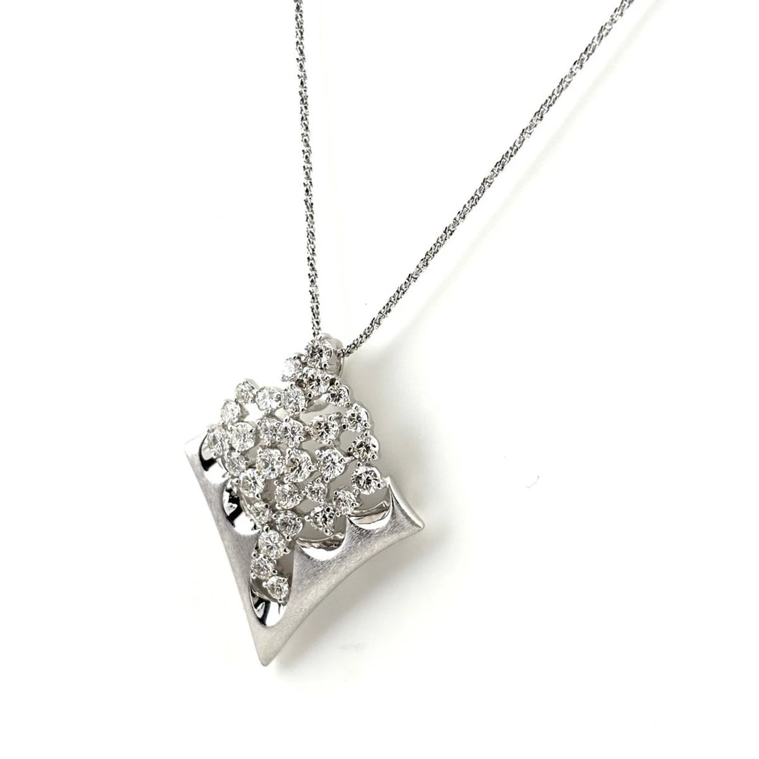 MELEE DIAMOND DESIGN NECKLACE WG WHITEGOLD: Melee diamond design necklace WG WhiteGold Brand: Unbranded Type: Necklace Material: 18K, Color: White Gold Size: Chain 45cm(17.7") Pendant size 31.5×24.7mm(1.2") Accessories: None