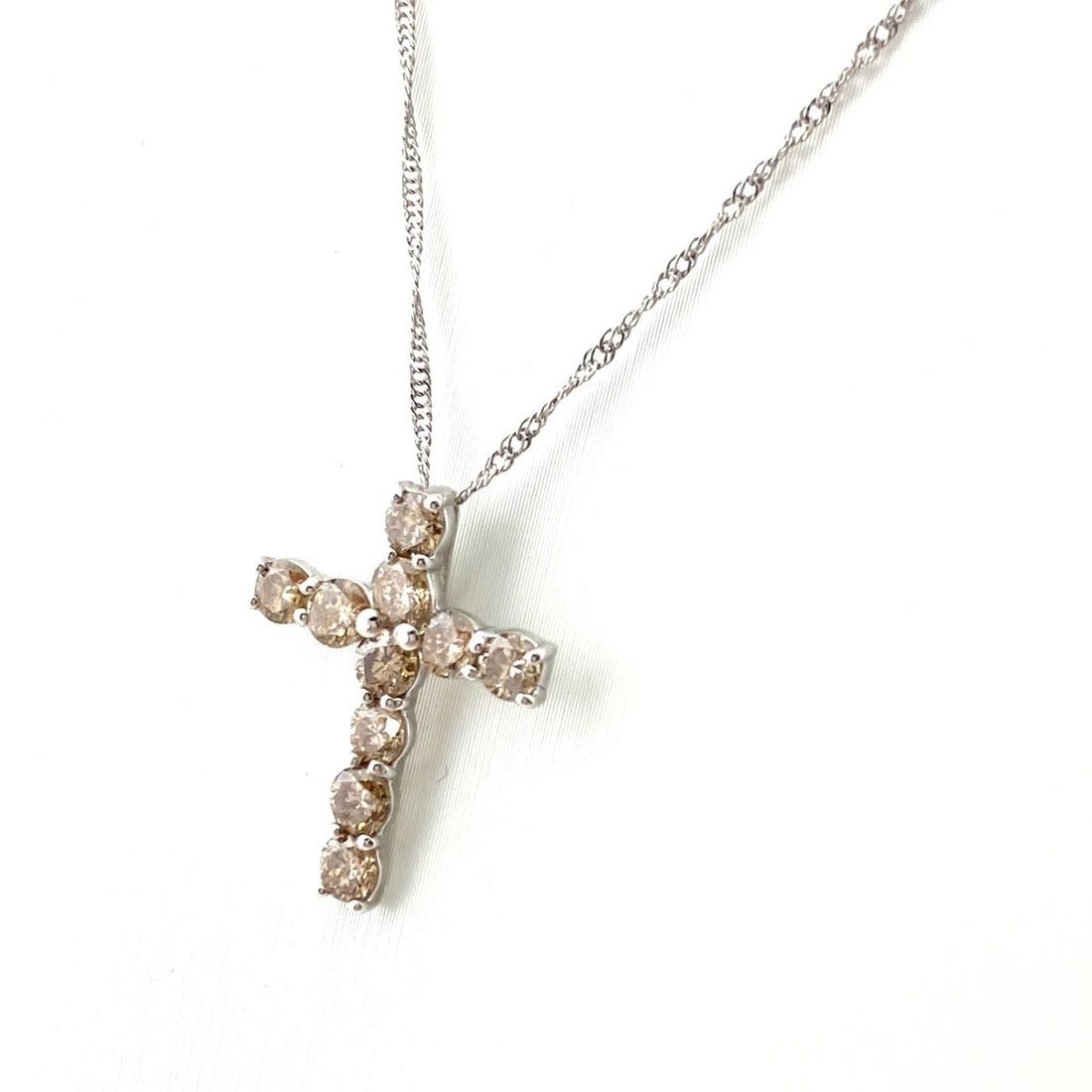 CROSS MOTIF NECKLACE WG WHITEGOLD MELEE DIAMOND: Cross motif Necklace WG WhiteGold Melee diamond Brand: Unbranded Type: Necklace Material: 18K, Color: White Gold Size: Chain 42cm(16.5") Pendant size 19.2×15.2mm(0.8") Accessories: None