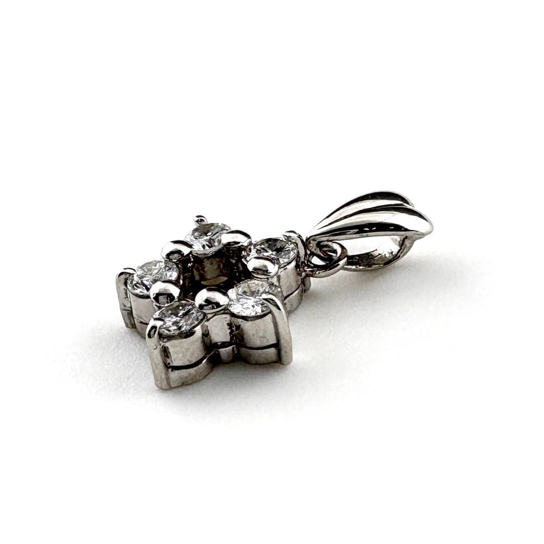 STAR MOTIF PENDANT HEAD PLATINUM STAR MELEE DIAMOND: Star Motif Pendant Head Platinum star Melee diamond Brand: Unbranded Type: Pendant Head Material: Pt900, Color: Platinum Size: Total length of the pendant head including a bail