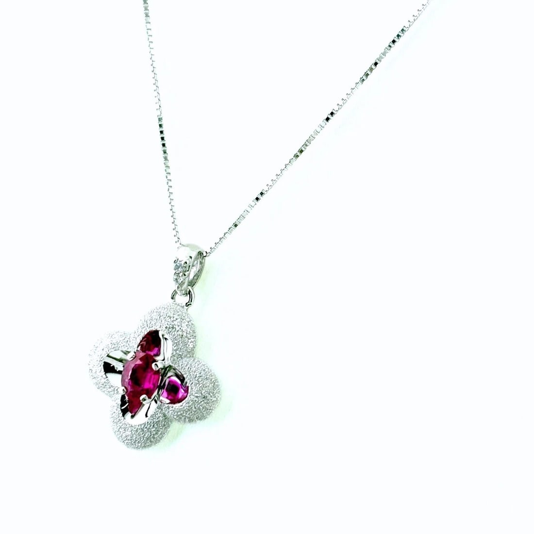 RUBY DESIGN NECKLACE WG WHITEGOLD MELEE DIAMOND: Ruby Design Necklace WG WhiteGold Melee diamond Brand: Unbranded Type: Necklace Material: 18K, Main Stone/Creation Ruby Color: White Gold Size: Chain 40cm(15.7") Total length of the pendant head i