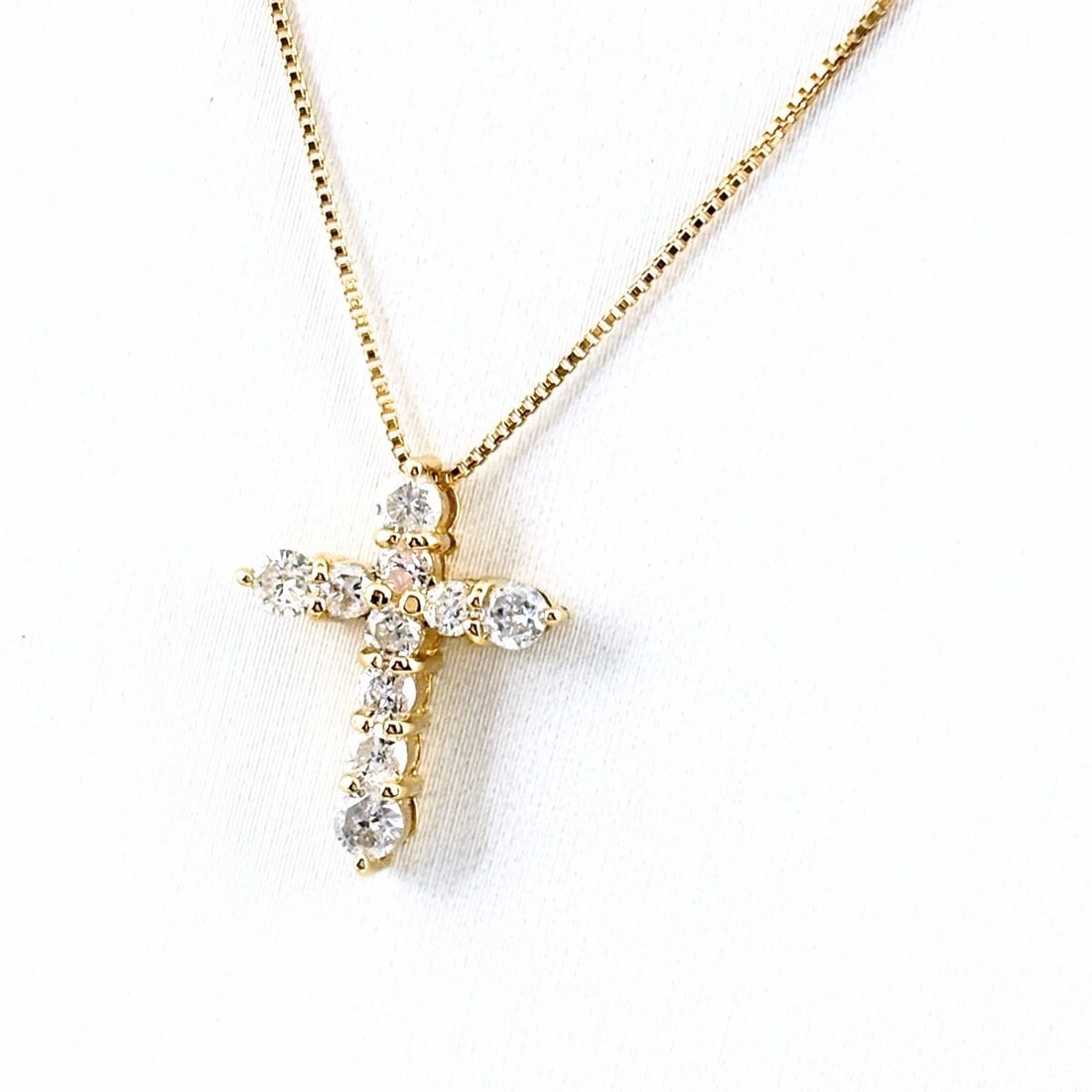 CROSS MOTIF DESIGN NECKLACE YG YELLOWGOLD PENDANT: Cross motif design Necklace YG YellowGold Pendant Brand: Unbranded Type: Necklace Material: 18K, Color: Yellow Gold Size: Chain 40cm(15.7") Pendant size 15.5×12.3mm(0.6") Accessories: None