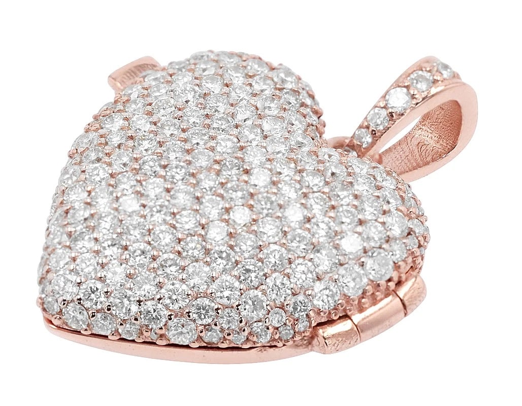 ICED OUT HEART LOCKET PAVÉ SET ROUND DIAMOND PENDANT: Iced Out Heart Locket Pavé Set Round Diamond Pendant Brand: None Type: Pendant Material: 10k Rose Gold, Main Stone/Creation Natural Color: Rose Gold Size: Dimension Bail 8.4MM Length 21.5 MM