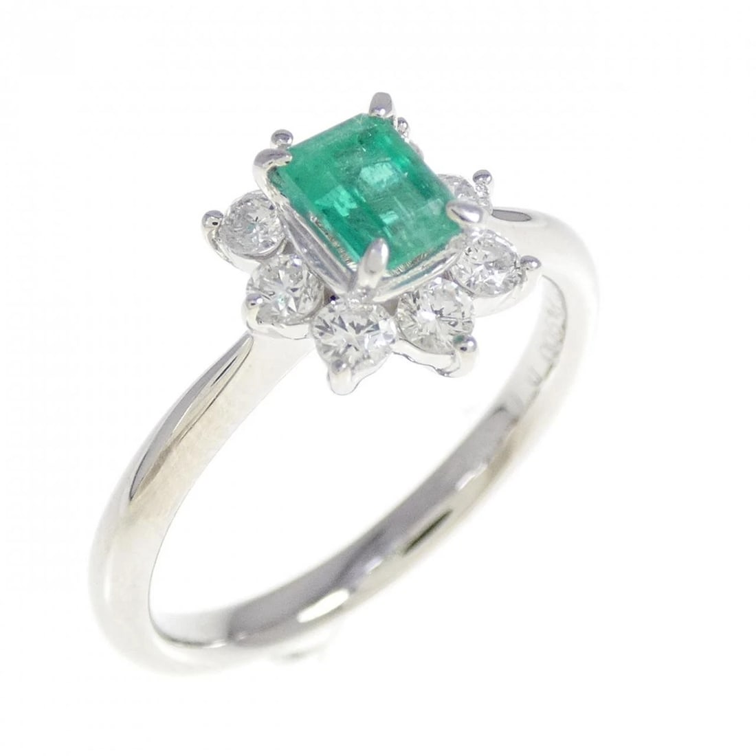 PT900 EMERALD RING: PT900 Emerald Ring Brand: Unbranded Type: Ring Material: Platinum 900, Main Stone/Creation Emerald Color: Platinum Size: 5.5US Accessories: None Accessories Notice: When purchasing pre-owned