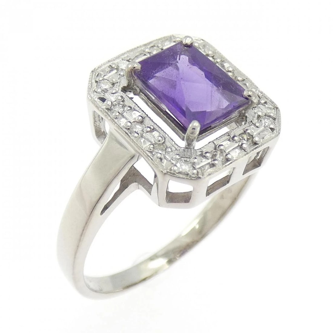 K18WG AMETHYST RING: K18WG Amethyst Ring Brand: Unbranded Type: Ring Material: K18 White Gold, Main Stone/Creation amethyst Color: white gold Size: 6.5US Accessories: None Accessories Notice: When purchasing