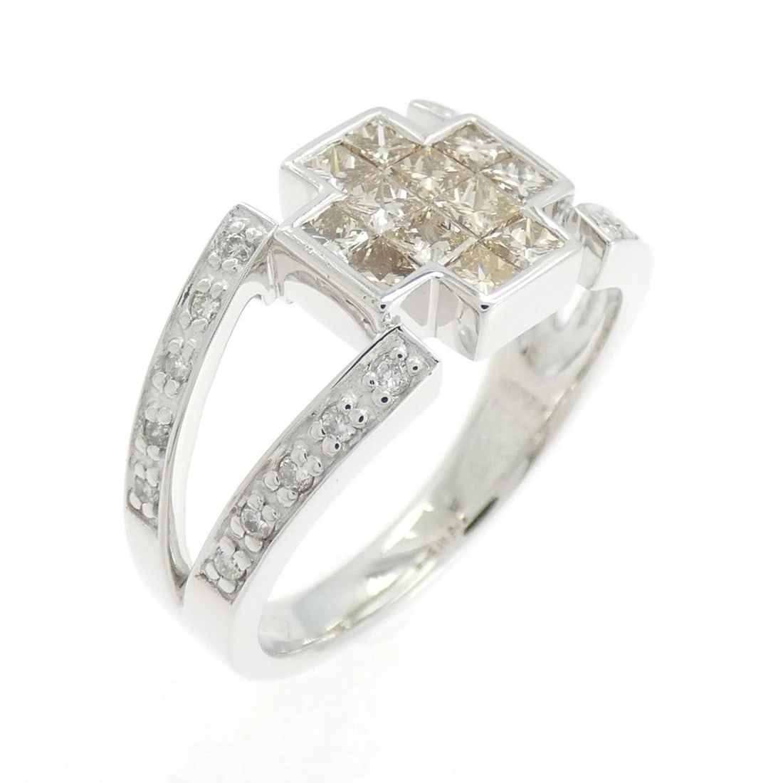 K18WG DIAMOND RING: K18WG Diamond Ring Brand: Unbranded Type: Ring Material: K18 White Gold, Main Stone/Creation Natural Color: white Gold Size: 6.5-7US Accessories: None Accessories Notice: When purchasing p