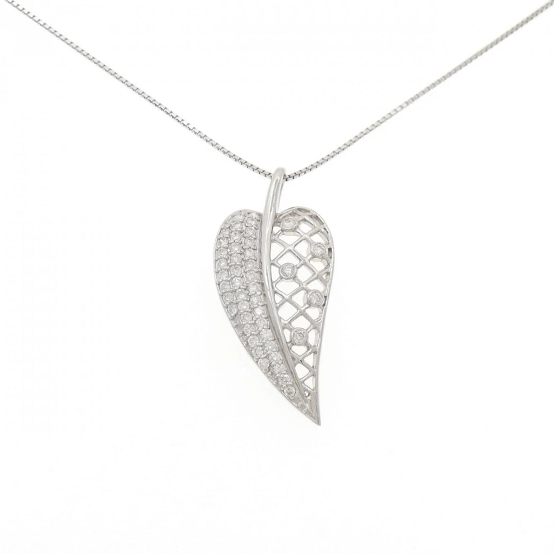 PT900 PT850 LEAF DIAMOND NECKLACE: PT900 PT850 Leaf Diamond Necklace Brand: Unbranded Type: Necklace Material: Platinum 900 Platinum 850, Main Stone/Creation Natural Color: Silver Size: 45cmActualSize Pendant top H x W: