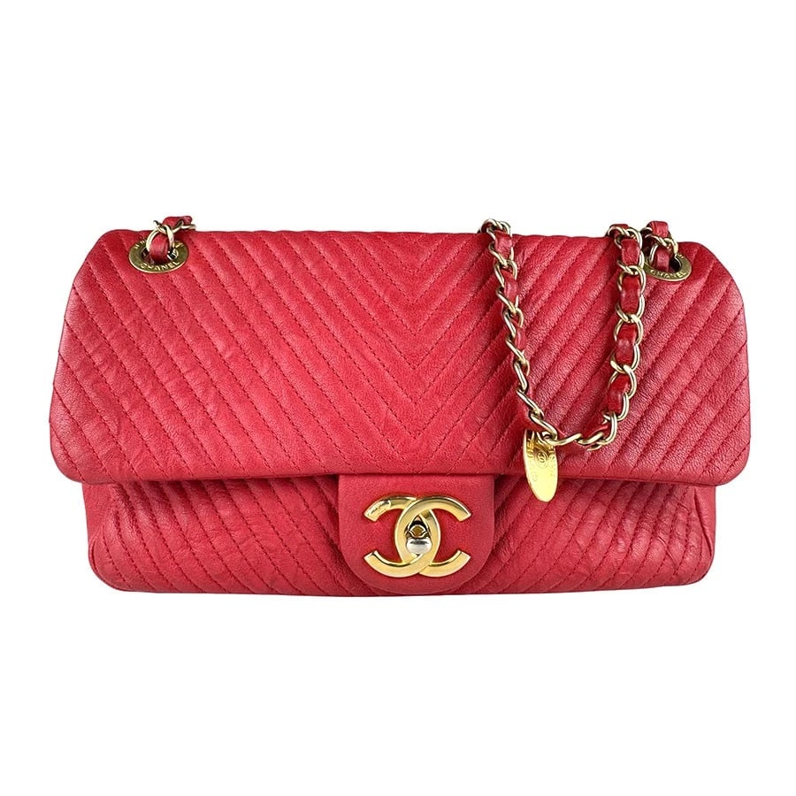 CHANEL SHOULDER BAG RED LEATHER SHOULDER BAG: CHANEL Shoulder Bag Red leather Shoulder Bag Brand: CHANEL Type: Shoulder Bag Material: Leather Color: Red Size: W:9.8inx H:6.3inx D:2.4in Shoulder Length: 49.2in Accessories: None Accesso