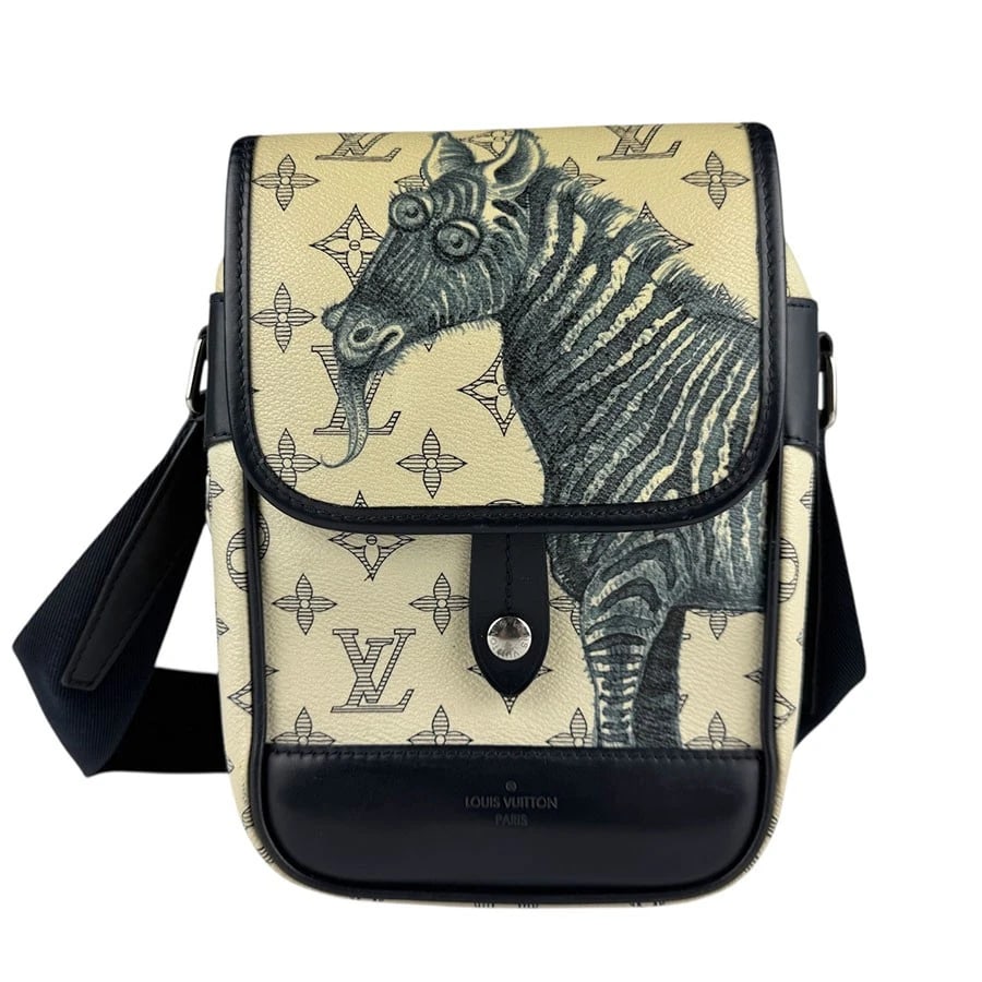 LOUIS VUITTON MONOGRAM SAVANNAH MESSENGER BB SHOULDER BAG: LOUIS VUITTON Monogram Savannah Messenger BB Shoulder Bag Brand: LOUIS VUITTON Type: Shoulder Bag Material: Monogram savanna Color: Off White X Navy Size: W:5.5inx H:9.1inx D:3.1in Shoulder Length