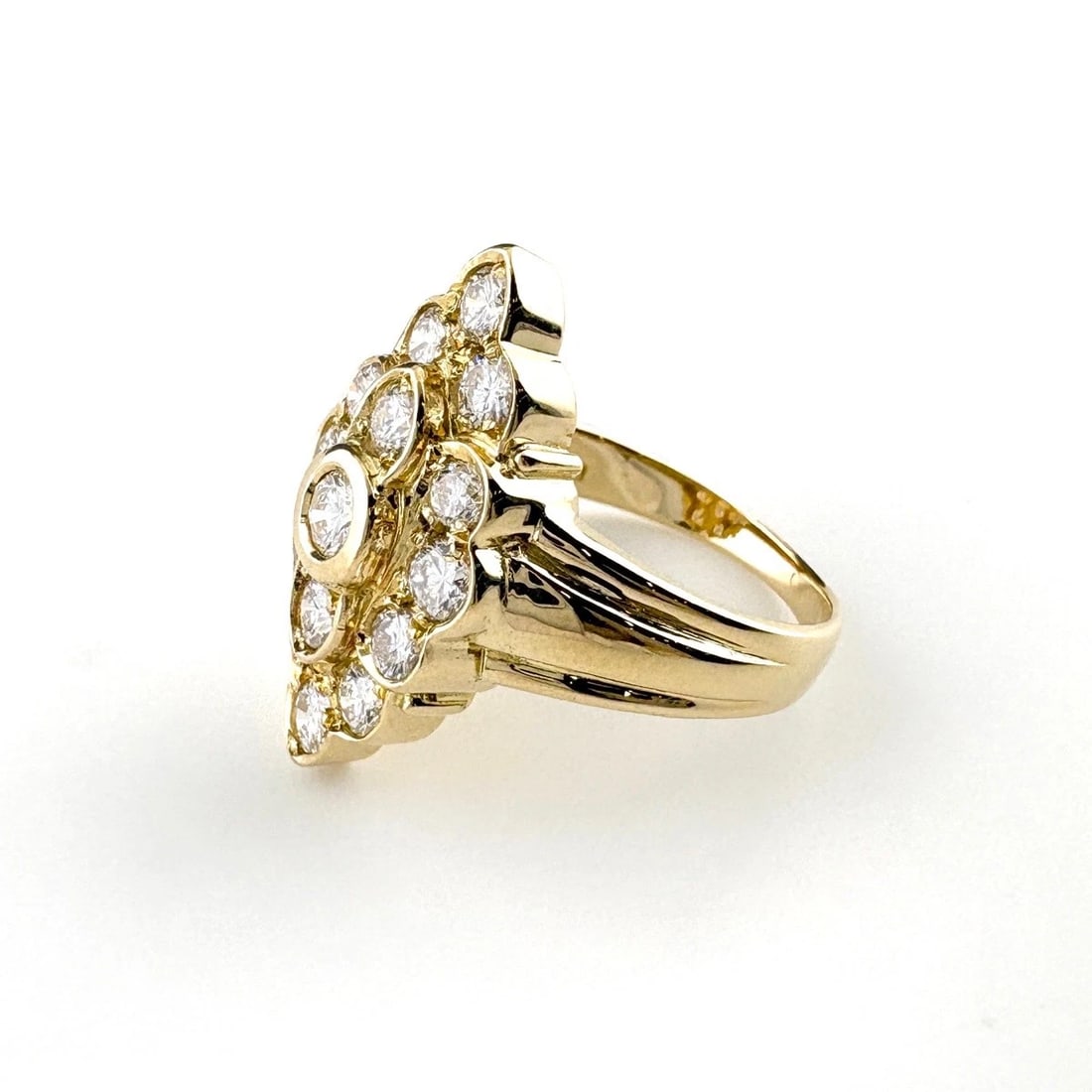 MELEE DIAMOND DESIGN YG YELLOWGOLD RING: Melee diamond design YG YellowGold Ring Brand: Unbranded Type: Ring Material: 18K, Color: Yellow Gold Size: US 7 to 7.5 Accessories: None Accessories Notice: When purchasing pre-owned goods,