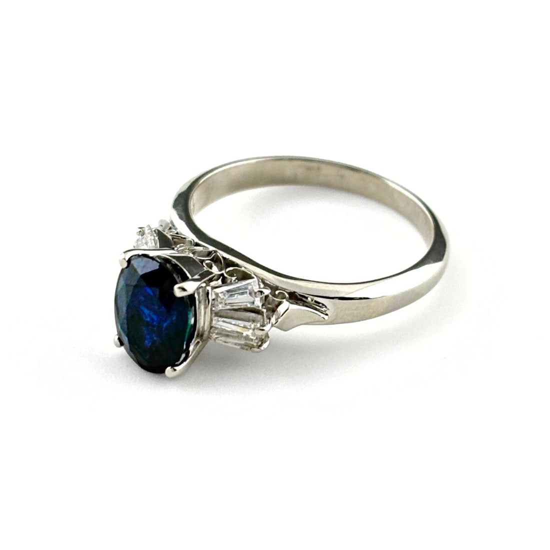 SAPPHIRE DESIGN RING PLATINUM: sapphire design Ring Platinum Brand: Unbranded Type: Ring Material: Pt900, Main Stone/Creation sapphire Color: Platinum Size: US 5 Accessories: None Accessories Notice: When purchasing pre
