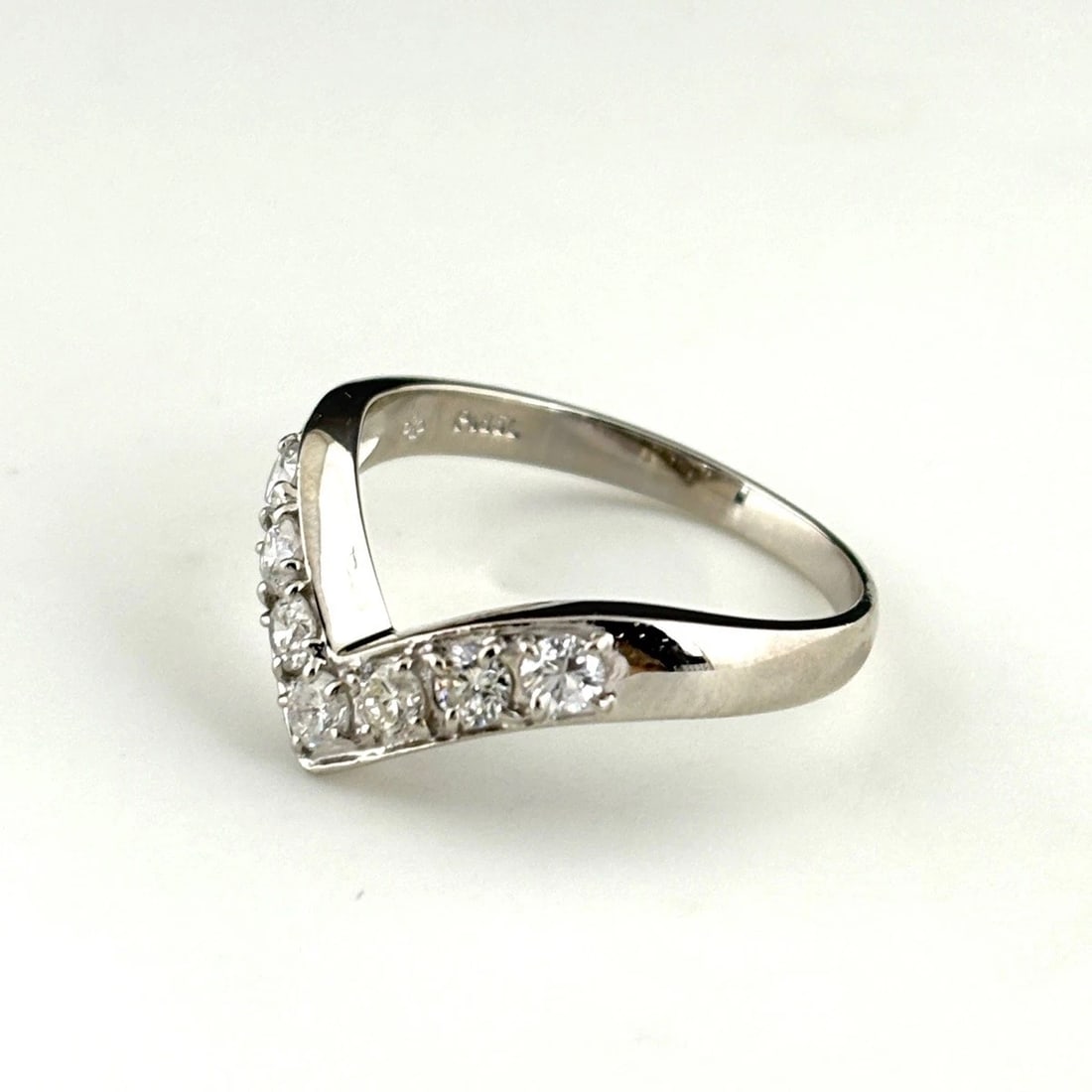 MELEE DIAMOND DESIGN RING PLATINUM: Melee diamond design Ring Platinum Brand: Unbranded Type: Ring Material: Pt850, Color: Platinum Size: US 7 to 7.5 Accessories: None Accessories Notice: When purchasing pre-owned goods, please